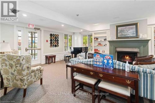 203 - 4090 John Charles Boulevard, Lincoln (980 - Lincoln-Jordan/Vineland), ON - Indoor Photo Showing Living Room With Fireplace