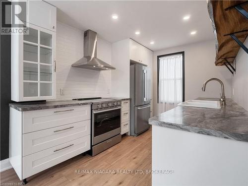 5755 Kitchener Street, Niagara Falls (215 - Hospital), ON - Indoor Photo Showing Kitchen With Upgraded Kitchen