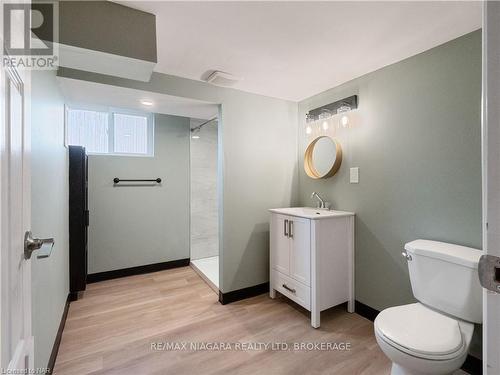 5755 Kitchener Street, Niagara Falls (215 - Hospital), ON - Indoor Photo Showing Bathroom