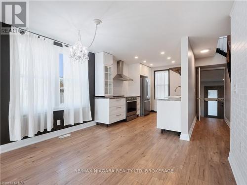 5755 Kitchener Street, Niagara Falls (215 - Hospital), ON - Indoor Photo Showing Kitchen