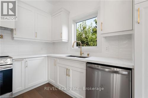 494 Vine Street, St. Catharines (442 - Vine/Linwell), ON - Indoor Photo Showing Kitchen With Double Sink