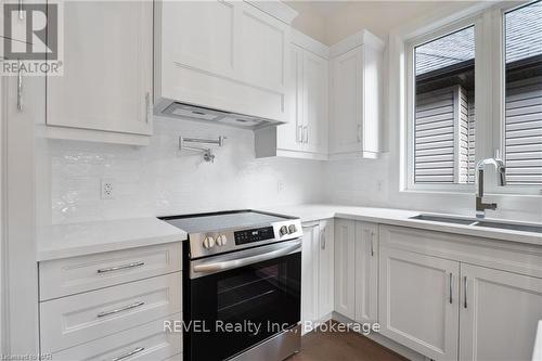 492 Vine Street, St. Catharines (442 - Vine/Linwell), ON - Indoor Photo Showing Kitchen With Double Sink With Upgraded Kitchen