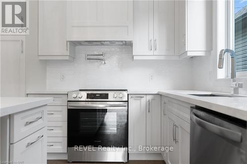 492 Vine Street, St. Catharines (442 - Vine/Linwell), ON - Indoor Photo Showing Kitchen With Upgraded Kitchen