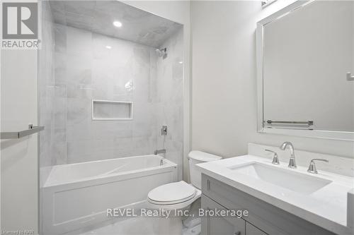 492 Vine Street, St. Catharines (442 - Vine/Linwell), ON - Indoor Photo Showing Bathroom