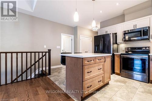 8 Berkshire Drive, St. Catharines (444 - Carlton/Bunting), ON - Indoor Photo Showing Kitchen