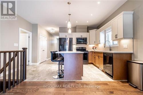 8 Berkshire Drive, St. Catharines (444 - Carlton/Bunting), ON - Indoor Photo Showing Kitchen With Upgraded Kitchen