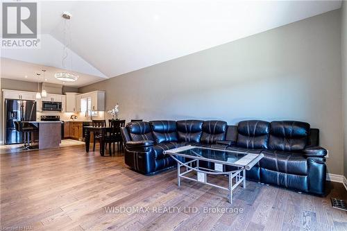 8 Berkshire Drive, St. Catharines (444 - Carlton/Bunting), ON - Indoor Photo Showing Living Room