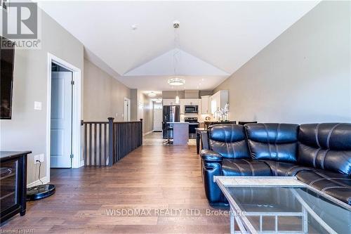 8 Berkshire Drive, St. Catharines (444 - Carlton/Bunting), ON - Indoor Photo Showing Living Room