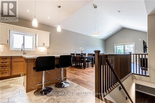 8 Berkshire Drive, St. Catharines (444 - Carlton/Bunting), ON - Indoor Photo Showing Kitchen With Upgraded Kitchen