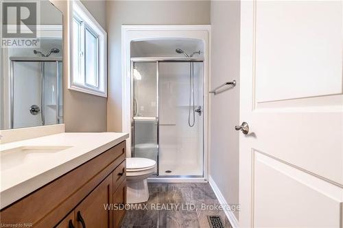 8 Berkshire Drive, St. Catharines (444 - Carlton/Bunting), ON - Indoor Photo Showing Bathroom