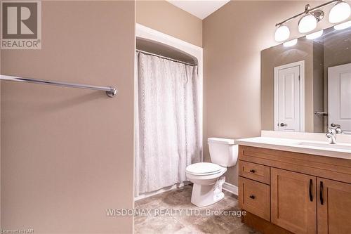 8 Berkshire Drive, St. Catharines (444 - Carlton/Bunting), ON - Indoor Photo Showing Bathroom