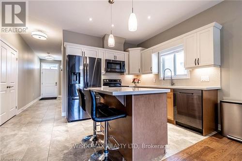 8 Berkshire Drive, St. Catharines (444 - Carlton/Bunting), ON - Indoor Photo Showing Kitchen With Upgraded Kitchen