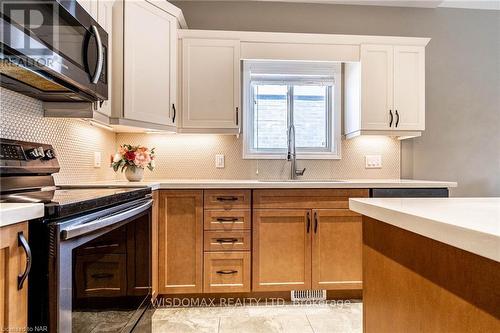 8 Berkshire Drive, St. Catharines (444 - Carlton/Bunting), ON - Indoor Photo Showing Kitchen