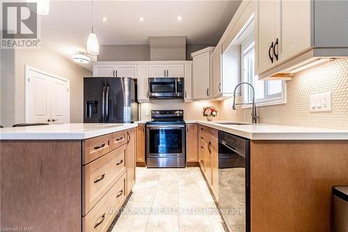 8 Berkshire Drive, St. Catharines (444 - Carlton/Bunting), ON - Indoor Photo Showing Kitchen With Upgraded Kitchen