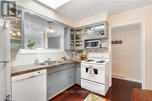 14 Valley Road, St. Catharines (458 - Western Hill), ON - Indoor Photo Showing Kitchen With Double Sink