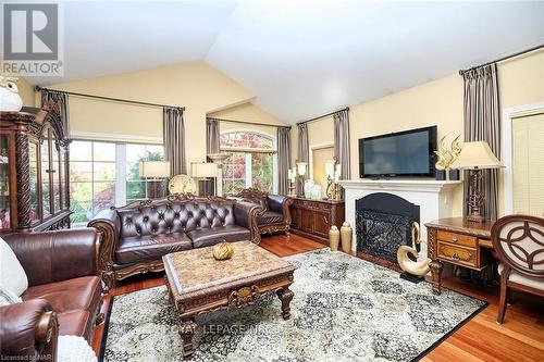 18 Martha Court, Pelham (664 - Fenwick), ON - Indoor Photo Showing Living Room With Fireplace