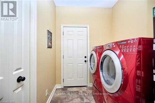 18 Martha Court, Pelham (664 - Fenwick), ON - Indoor Photo Showing Laundry Room