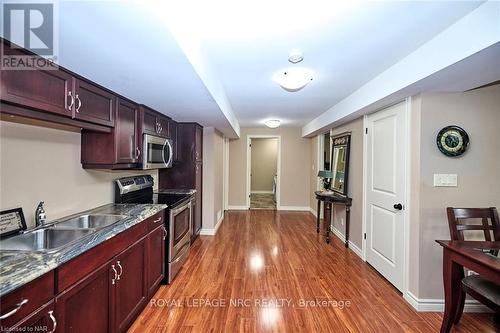 18 Martha Court, Pelham (664 - Fenwick), ON - Indoor Photo Showing Kitchen With Double Sink