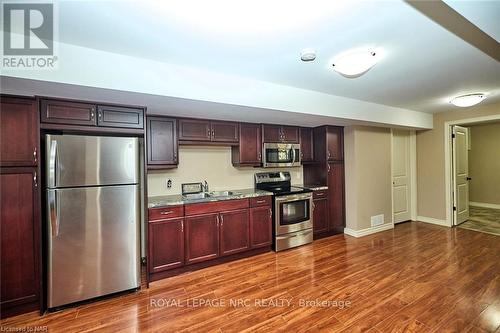 18 Martha Court, Pelham (664 - Fenwick), ON - Indoor Photo Showing Kitchen With Double Sink