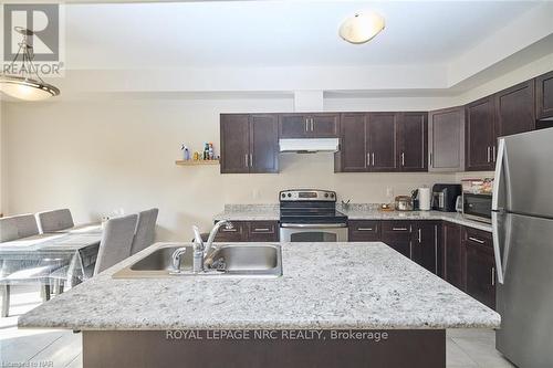 130 Acacia Road, Pelham (662 - Fonthill), ON - Indoor Photo Showing Kitchen With Double Sink With Upgraded Kitchen