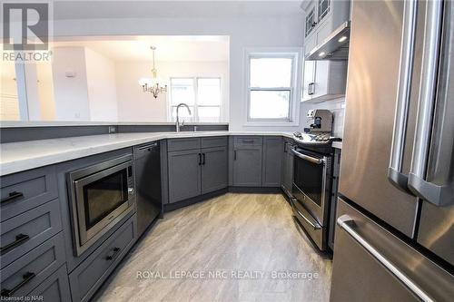 6 Gertrude Street, St. Catharines (438 - Port Dalhousie), ON - Indoor Photo Showing Kitchen With Upgraded Kitchen