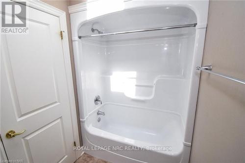 6 Gertrude Street, St. Catharines (438 - Port Dalhousie), ON - Indoor Photo Showing Bathroom