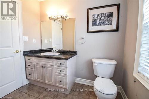 6 Gertrude Street, St. Catharines (438 - Port Dalhousie), ON - Indoor Photo Showing Bathroom