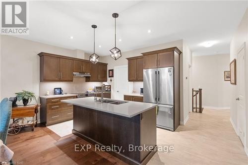 25 Andrew Lane, Thorold (562 - Hurricane/Merrittville), ON - Indoor Photo Showing Kitchen With Stainless Steel Kitchen With Double Sink With Upgraded Kitchen