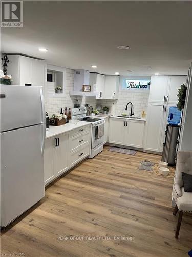 1472 Station Street, Pelham (662 - Fonthill), ON - Indoor Photo Showing Kitchen