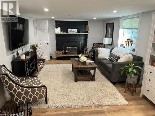 1472 Station Street, Pelham (662 - Fonthill), ON - Indoor Photo Showing Living Room With Fireplace