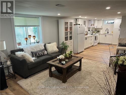 1472 Station Street, Pelham (662 - Fonthill), ON - Indoor Photo Showing Living Room