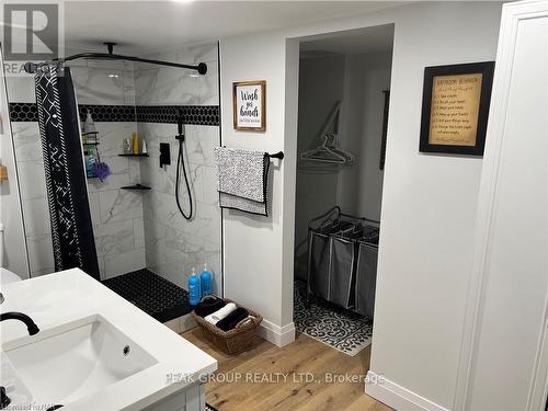 1472 Station Street, Pelham (662 - Fonthill), ON - Indoor Photo Showing Bathroom