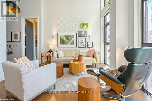 Lph10 - 112 King Street E, Hamilton (Beasley), ON - Indoor Photo Showing Living Room