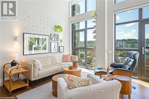 Lph10 - 112 King Street E, Hamilton (Beasley), ON - Indoor Photo Showing Living Room