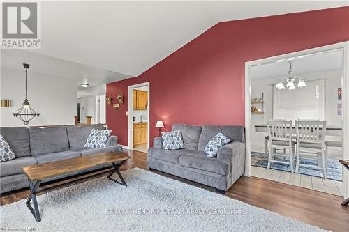 550 Albany Street, Fort Erie (333 - Lakeshore), ON - Indoor Photo Showing Living Room