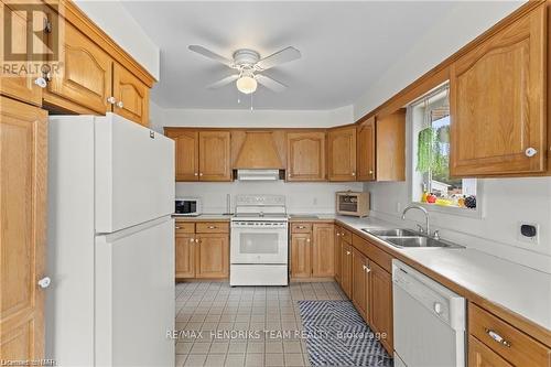 550 Albany Street, Fort Erie (333 - Lakeshore), ON - Indoor Photo Showing Kitchen With Double Sink