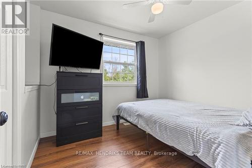 550 Albany Street, Fort Erie (333 - Lakeshore), ON - Indoor Photo Showing Bedroom