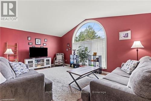 550 Albany Street, Fort Erie (333 - Lakeshore), ON - Indoor Photo Showing Living Room