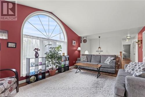 550 Albany Street, Fort Erie (333 - Lakeshore), ON - Indoor Photo Showing Living Room