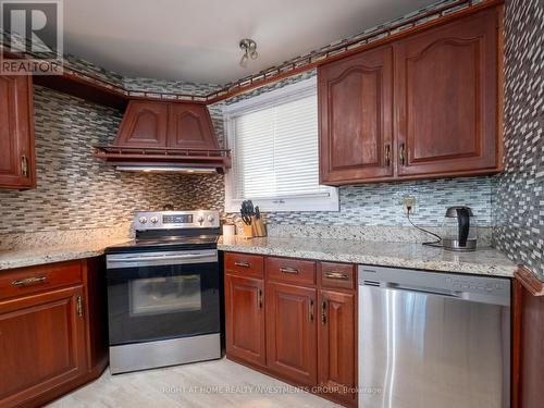 1704 Oberon Crescent, Mississauga, ON - Indoor Photo Showing Kitchen