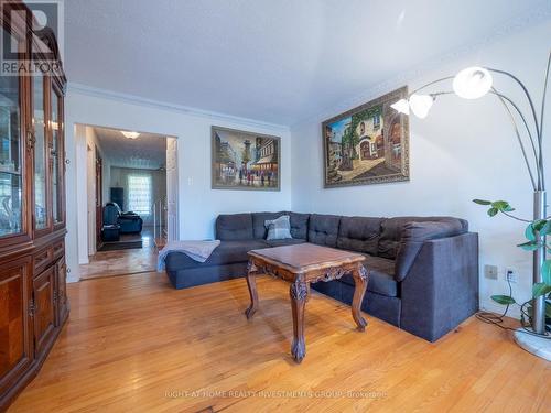 1704 Oberon Crescent, Mississauga, ON - Indoor Photo Showing Living Room