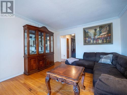 1704 Oberon Crescent, Mississauga, ON - Indoor Photo Showing Living Room