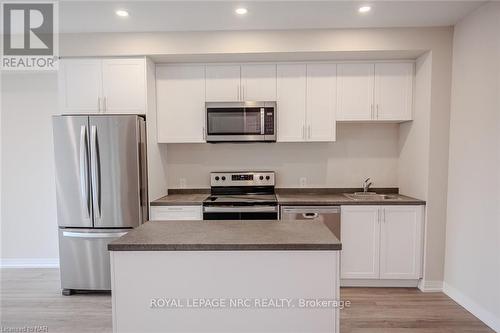 318 - 50 Herrick Avenue, St. Catharines (456 - Oakdale), ON - Indoor Photo Showing Kitchen With Upgraded Kitchen