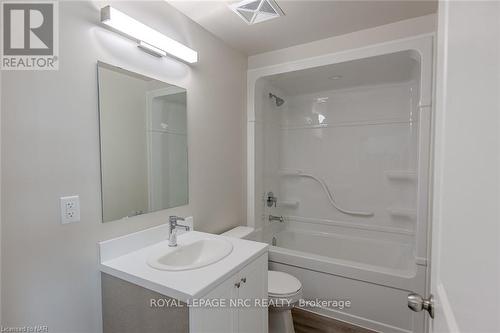 318 - 50 Herrick Avenue, St. Catharines (456 - Oakdale), ON - Indoor Photo Showing Bathroom