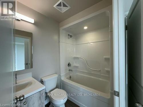 Lp24 - 50 Herrick Avenue, St. Catharines (456 - Oakdale), ON - Indoor Photo Showing Bathroom