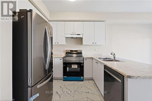 95 Keelson Street, Welland (774 - Dain City), ON - Indoor Photo Showing Kitchen With Double Sink