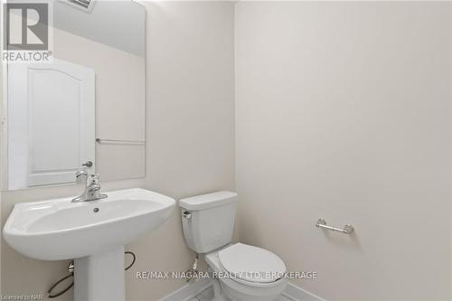 95 Keelson Street, Welland (774 - Dain City), ON - Indoor Photo Showing Bathroom