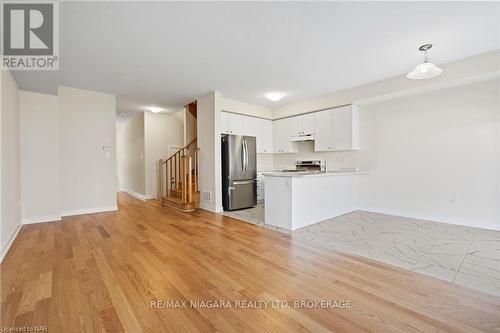 95 Keelson Street, Welland (774 - Dain City), ON - Indoor Photo Showing Kitchen