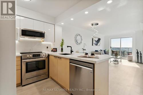 #1008 - 2 Clairtrell Road, Toronto, ON - Indoor Photo Showing Kitchen