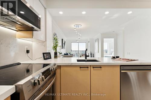 #1008 - 2 Clairtrell Road, Toronto, ON - Indoor Photo Showing Kitchen With Upgraded Kitchen